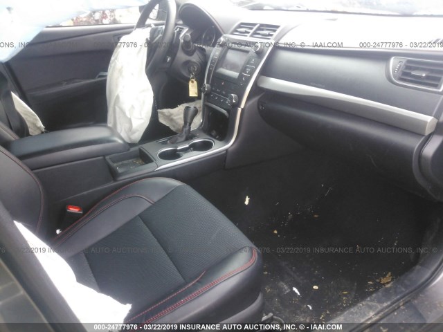 4T1BF1FKXGU248955 - 2016 TOYOTA CAMRY LE/XLE/SE/XSE ნაცრისფერი ფოტო 5