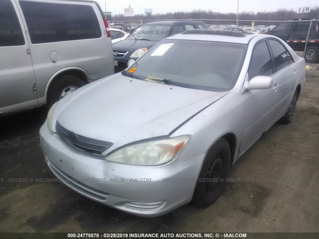 4T1BE32K92U560794 - 2002 TOYOTA CAMRY LE/XLE/SE SILVER photo 2
