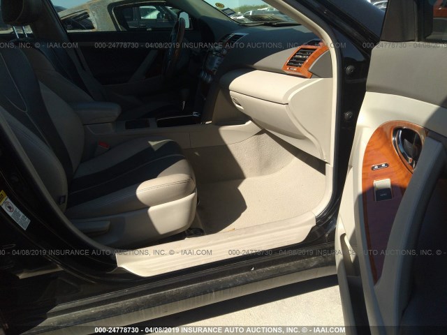 4T4BF3EKXBR204532 - 2011 TOYOTA CAMRY SE/LE/XLE BLACK photo 5