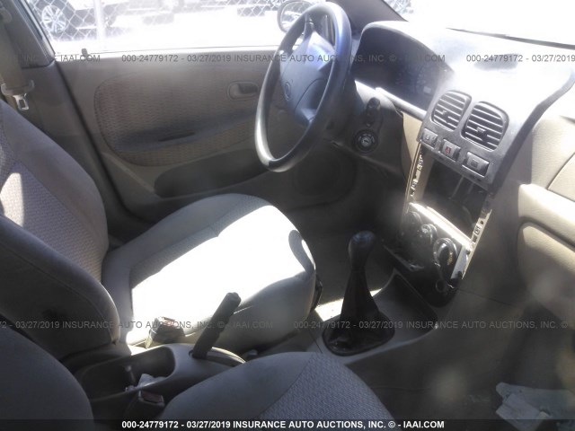 KNADC123826188656 - 2002 KIA RIO WHITE photo 5