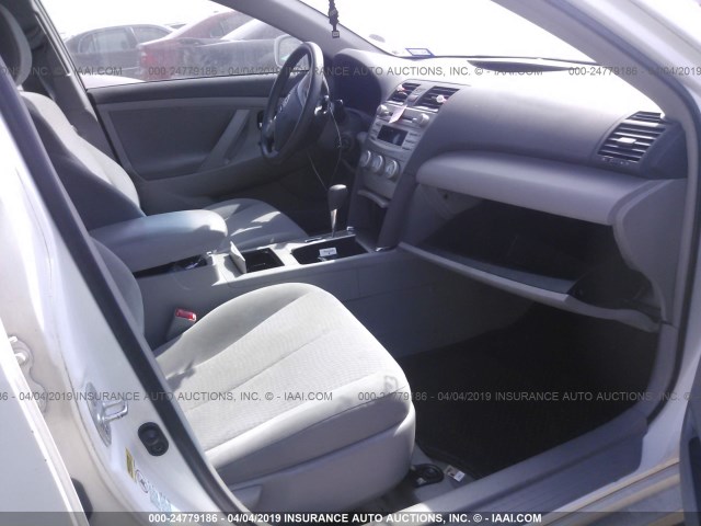 4T4BF3EKXBR143411 - 2011 TOYOTA CAMRY SE/LE/XLE WHITE photo 5