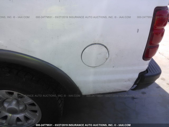 1FMRU1669YLC01656 - 2000 FORD EXPEDITION XLT WHITE photo 6