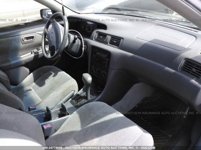 JT2BG22K910532761 - 2001 TOYOTA CAMRY CE/LE/XLE GRAY photo 5