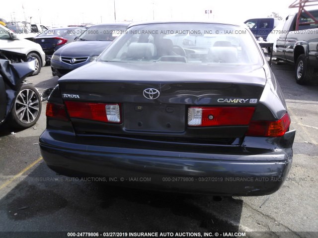 JT2BG22K910532761 - 2001 TOYOTA CAMRY CE/LE/XLE GRAY photo 6