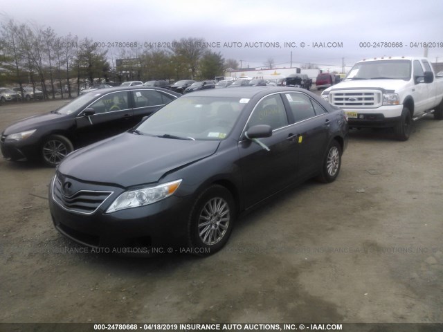 4T1BF3EK2AU009789 - 2010 TOYOTA CAMRY SE/LE/XLE GRAY photo 2
