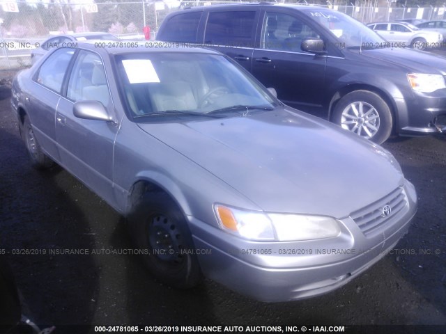 JT2BG22K9W0229065 - 1998 TOYOTA CAMRY CE/LE/XLE ვერცხლისფერი ფოტო 1