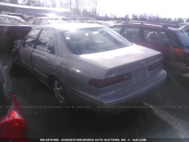 JT2BG22K9W0229065 - 1998 TOYOTA CAMRY CE/LE/XLE ვერცხლისფერი ფოტო 3