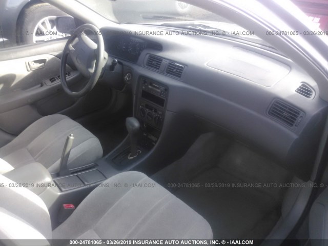 JT2BG22K9W0229065 - 1998 TOYOTA CAMRY CE/LE/XLE ვერცხლისფერი ფოტო 5