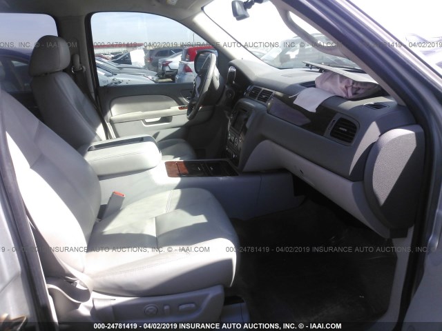 1GNSCCE0XBR241046 - 2011 CHEVROLET TAHOE C1500 LTZ Gümüş foto 5