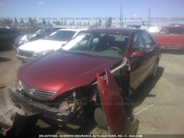 4T1BE32K05U429693 - 2005 TOYOTA CAMRY LE/XLE/SE RED photo 2