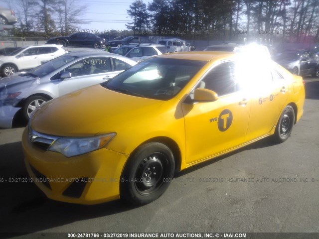 4T1BD1FK5DU089134 - 2013 TOYOTA CAMRY HYBRID/LE/XLE YELLOW photo 2