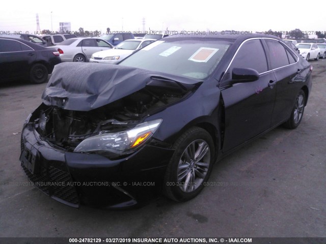 4T1BF1FK2FU004974 - 2015 TOYOTA CAMRY LE/XLE/SE/XSE შავი ფოტო 2