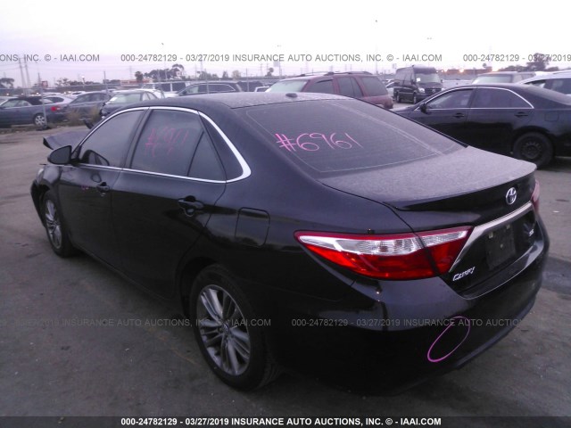 4T1BF1FK2FU004974 - 2015 TOYOTA CAMRY LE/XLE/SE/XSE შავი ფოტო 3