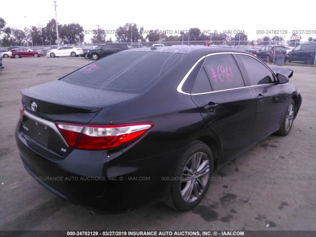 4T1BF1FK2FU004974 - 2015 TOYOTA CAMRY LE/XLE/SE/XSE შავი ფოტო 4