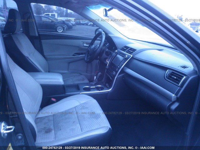 4T1BF1FK2FU004974 - 2015 TOYOTA CAMRY LE/XLE/SE/XSE შავი ფოტო 5