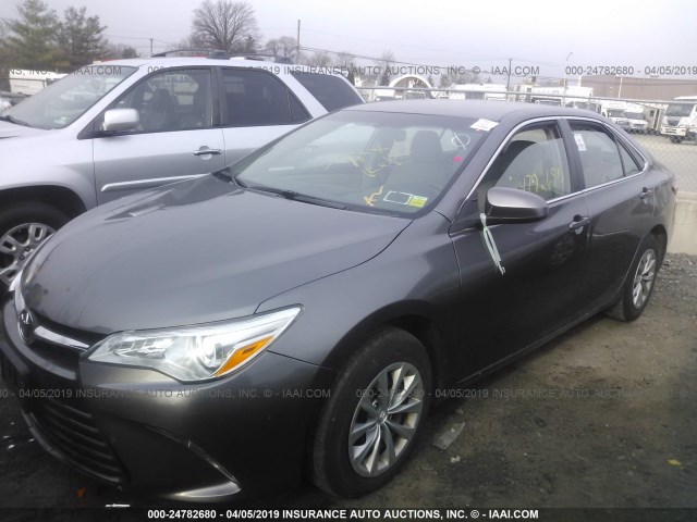4T1BF1FKXGU152503 - 2016 TOYOTA CAMRY LE/XLE/SE/XSE GRAY photo 2