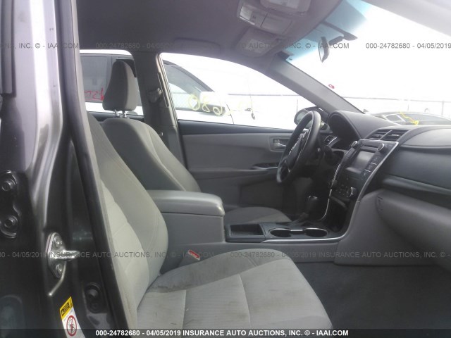 4T1BF1FKXGU152503 - 2016 TOYOTA CAMRY LE/XLE/SE/XSE GRAY photo 5