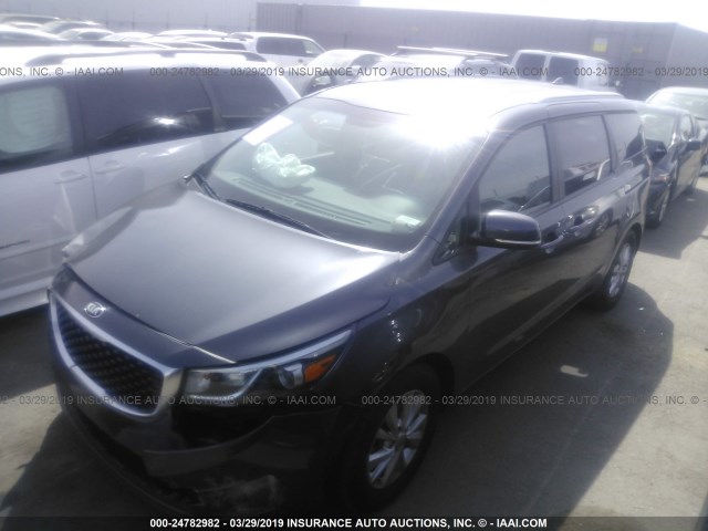 KNDMB5C15H6338306 - 2017 KIA SEDONA LX GRAY photo 2