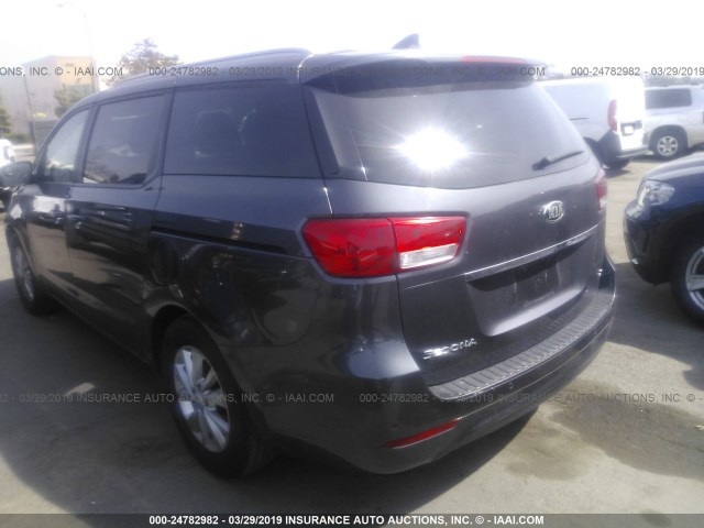 KNDMB5C15H6338306 - 2017 KIA SEDONA LX GRAY photo 3