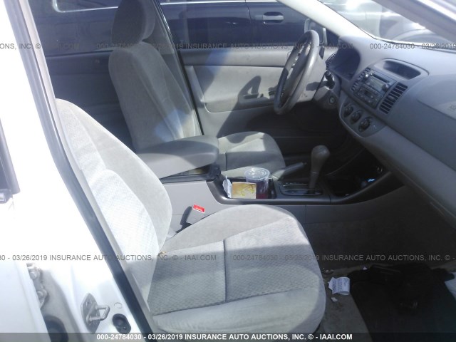 4T1BF32K72U034094 - 2002 TOYOTA CAMRY LE/XLE/SE WHITE photo 5