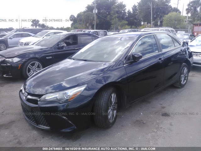 4T1BF1FK3GU225873 - 2016 TOYOTA CAMRY LE/XLE/SE/XSE შავი ფოტო 2