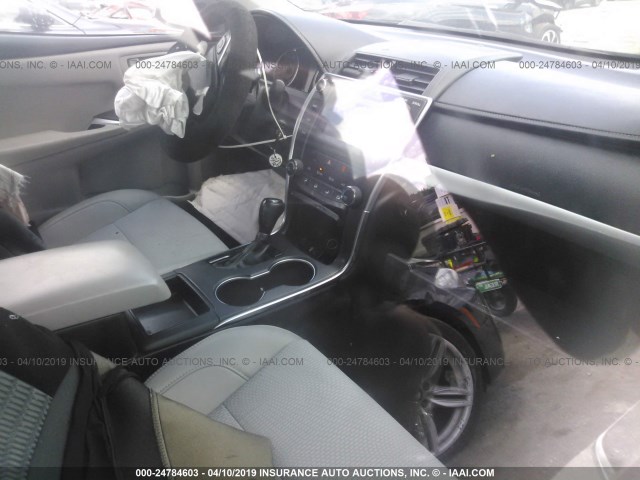 4T1BF1FK3GU225873 - 2016 TOYOTA CAMRY LE/XLE/SE/XSE შავი ფოტო 5