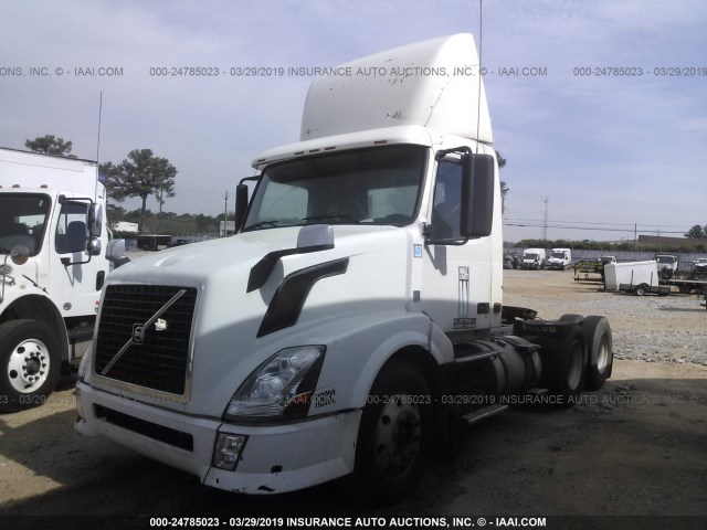 4V4NC9TG16N435667 - 2006 VOLVO VN L WHITE photo 2