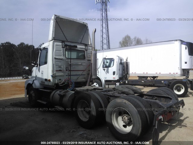 4V4NC9TG16N435667 - 2006 VOLVO VN L WHITE photo 3