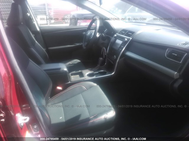 4T1BF1FK3HU713741 - 2017 TOYOTA CAMRY LE/XLE/SE/XSE 勃艮第红 照片 5
