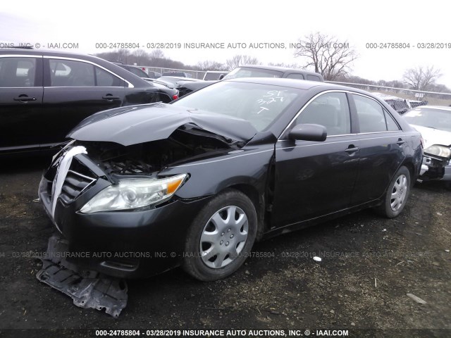 4T1BF3EKXBU137201 - 2011 TOYOTA CAMRY SE/LE/XLE GRAY photo 2