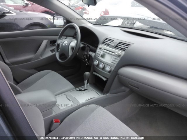 4T1BF3EKXBU137201 - 2011 TOYOTA CAMRY SE/LE/XLE GRAY photo 5