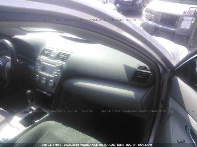 4T4BF3EK9BR186797 - 2011 TOYOTA CAMRY SE/LE/XLE GRAY photo 5