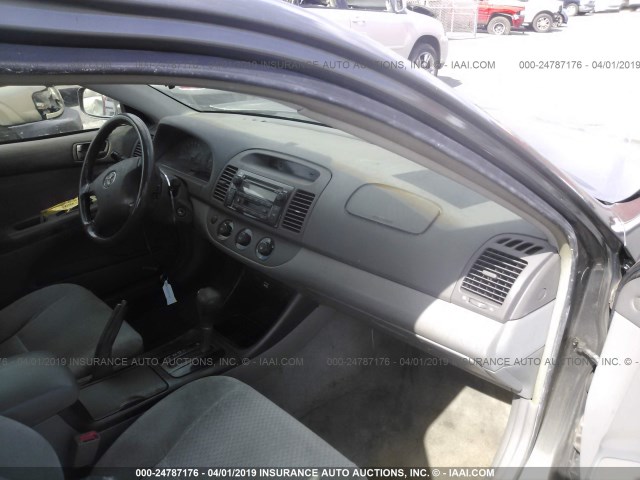 JTDBE32K420060439 - 2002 TOYOTA CAMRY LE/XLE/SE GRAY photo 5