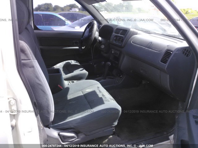 1N6ED27Y11C353930 - 2001 NISSAN FRONTIER CREW CAB XE/CREW CAB SE WHITE photo 5