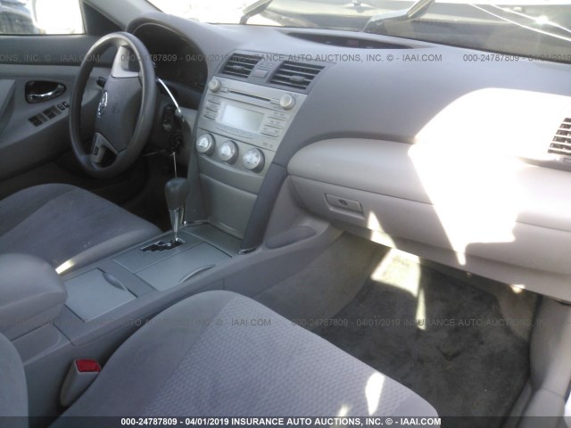 4T4BF3EK5BR177126 - 2011 TOYOTA CAMRY SE/LE/XLE SILVER photo 5