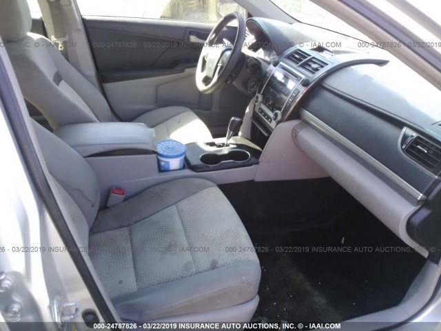 4T4BF1FK5CR158547 - 2012 TOYOTA CAMRY SE/LE/XLE 银色 照片 5