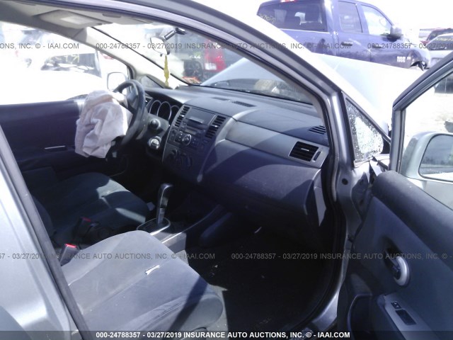 3N1BC13E09L466608 - 2009 NISSAN VERSA S/SL GRAY photo 5