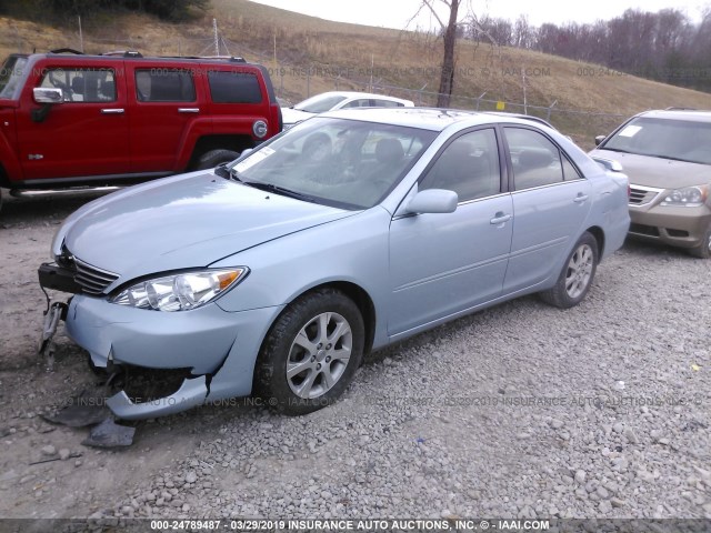 4T1BE32K55U958797 - 2005 TOYOTA CAMRY LE/XLE/SE BLUE photo 2