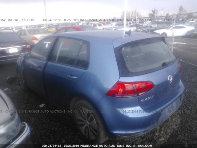 WVWKP7AU0GW915338 - 2016 VOLKSWAGEN E-GOLF SE BLUE photo 3