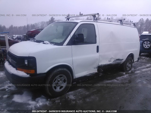 1GCEG15X561149018 - 2006 CHEVROLET EXPRESS G1500  WHITE photo 2