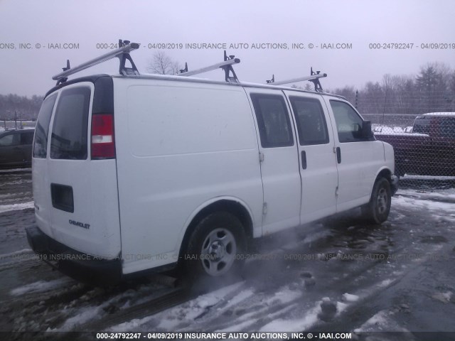 1GCEG15X561149018 - 2006 CHEVROLET EXPRESS G1500  WHITE photo 4