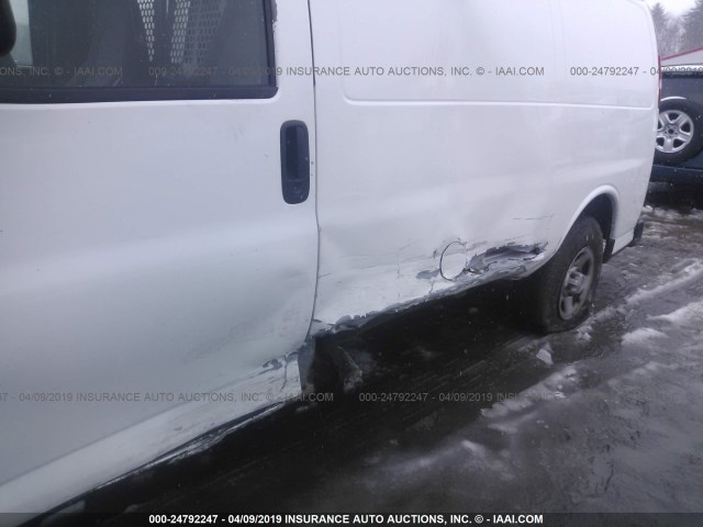 1GCEG15X561149018 - 2006 CHEVROLET EXPRESS G1500  WHITE photo 6