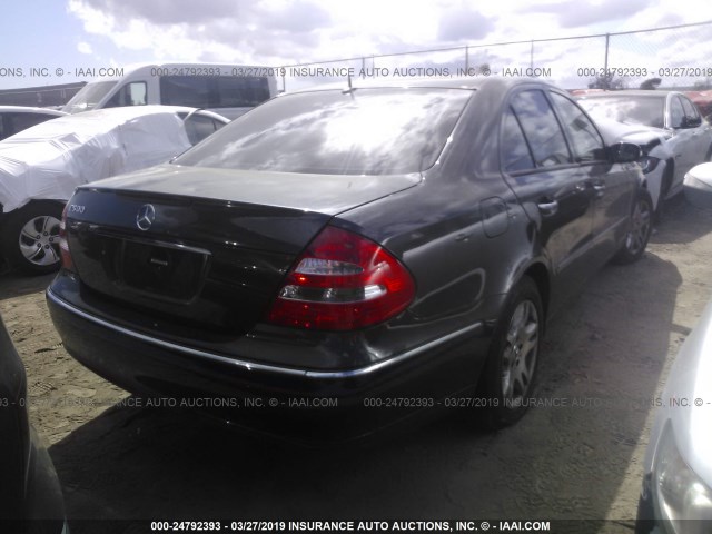 WDBUF65J54A600970 - 2004 MERCEDES-BENZ E 320 BLACK photo 4