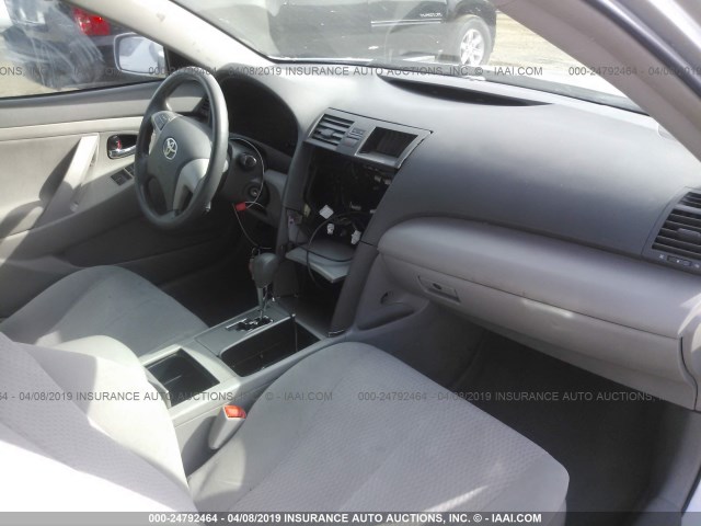 4T4BF3EK7BR208666 - 2011 TOYOTA CAMRY SE/LE/XLE SILVER photo 5