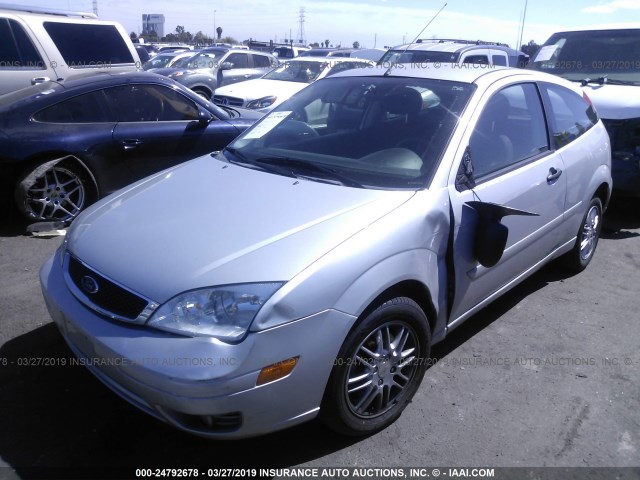 1FAFP31N86W147390 - 2006 FORD FOCUS ZX3 SILVER photo 2