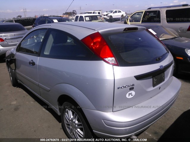 1FAFP31N86W147390 - 2006 FORD FOCUS ZX3 SILVER photo 3