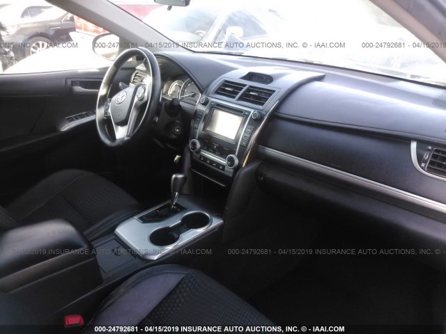 4T1BF1FK5EU838137 - 2014 TOYOTA CAMRY L/SE/LE/XLE 灰色 照片 5