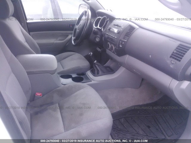 5TETX22NX5Z050053 - 2005 TOYOTA TACOMA ACCESS CAB თეთრი ფოტო 5