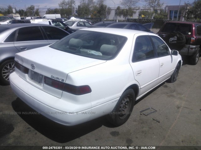 4T1BG22K3XU869012 - 1999 TOYOTA CAMRY CE/LE/XLE WHITE photo 4