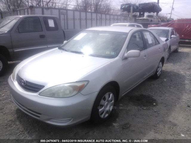 4T1BE32K52U033545 - 2002 TOYOTA CAMRY LE/XLE/SE SILVER photo 2